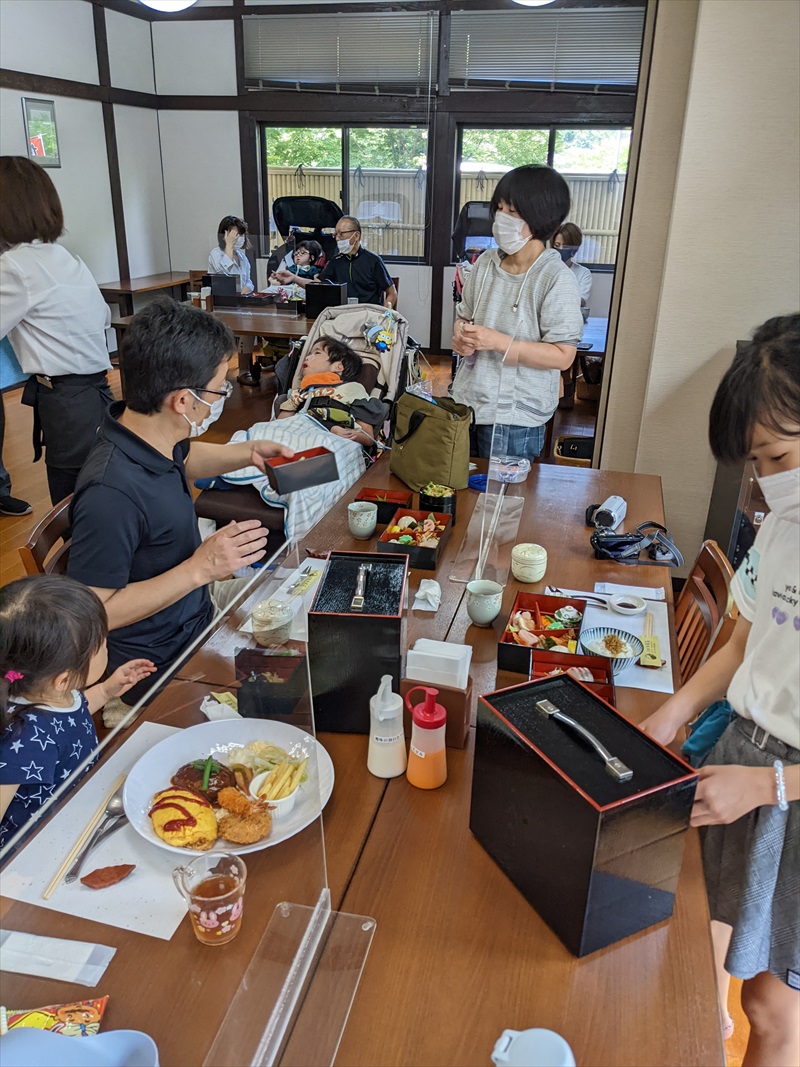 家族みんなで昼食を食べている風景