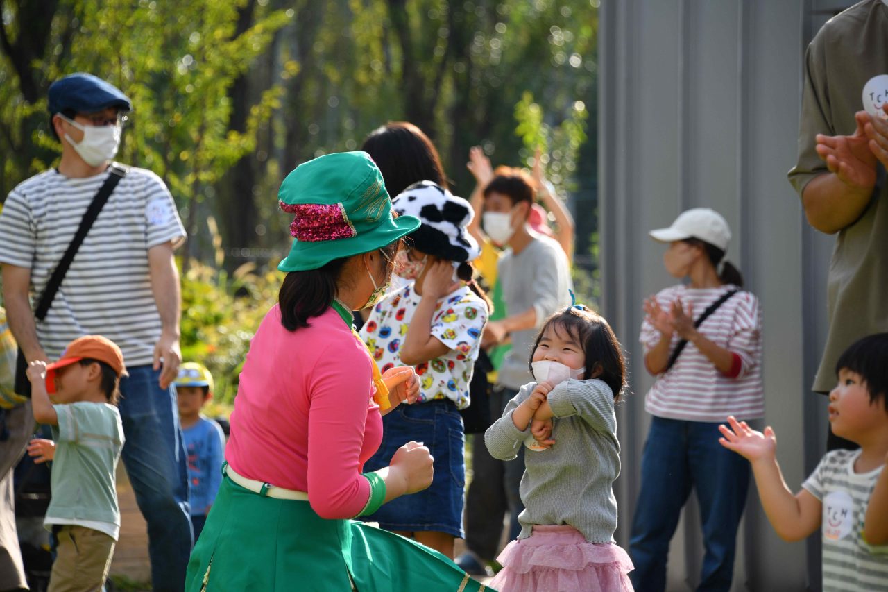 ダンスショーで笑顔の子どもたち