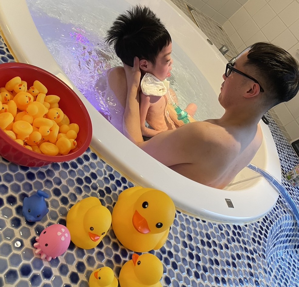 父と子でお風呂にはいっている写真