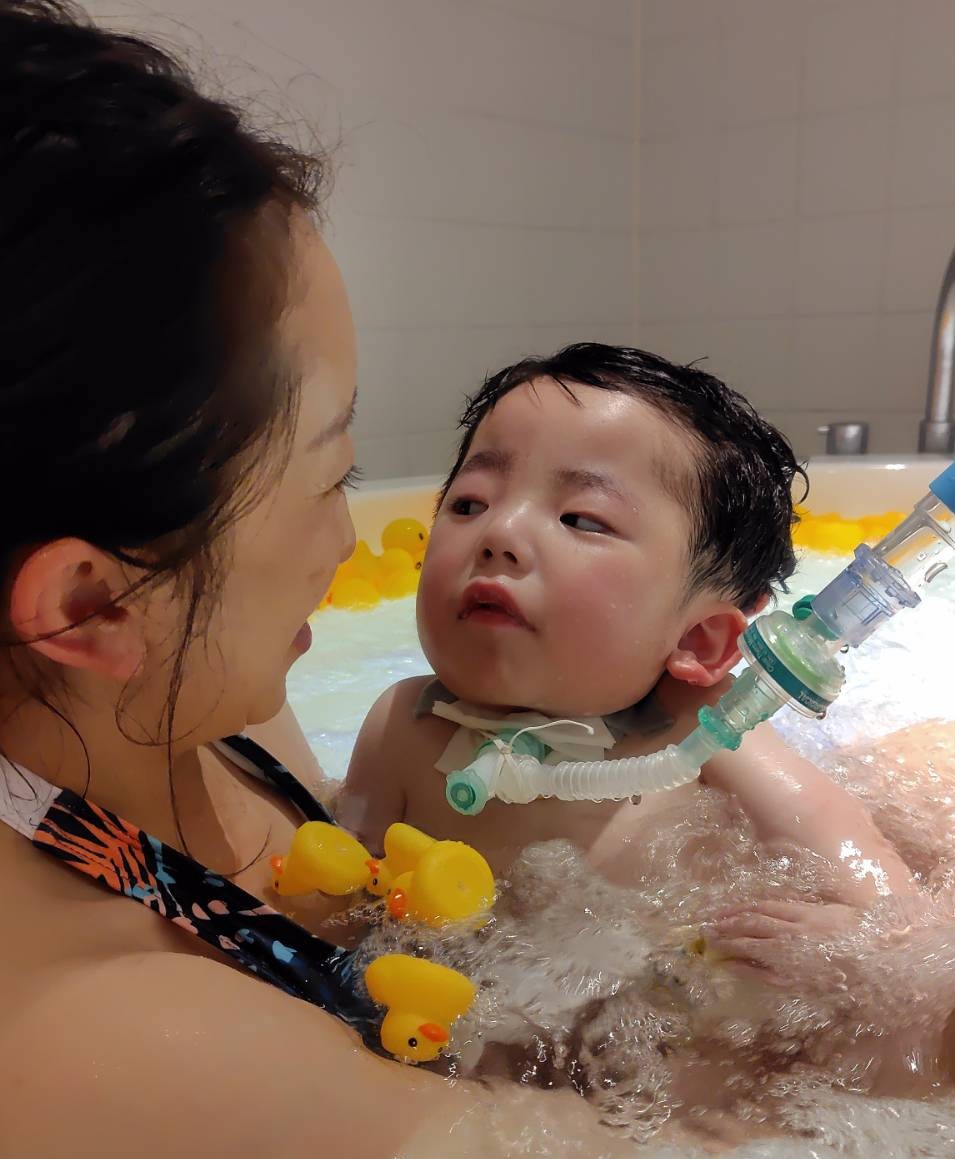 母と子でお風呂にはいっている写真