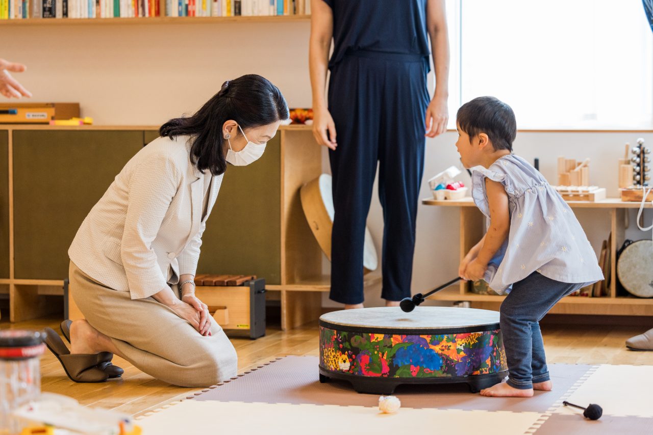 太鼓で一緒に遊ぶ様子