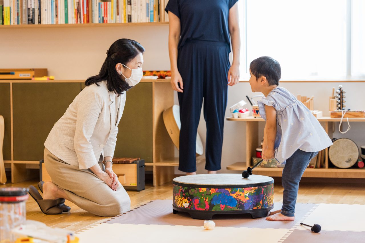 太鼓をたたくお子さんと向かい合う妃殿下