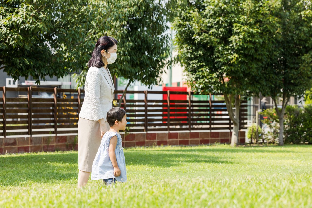 お子さんとお庭を散歩される妃殿下